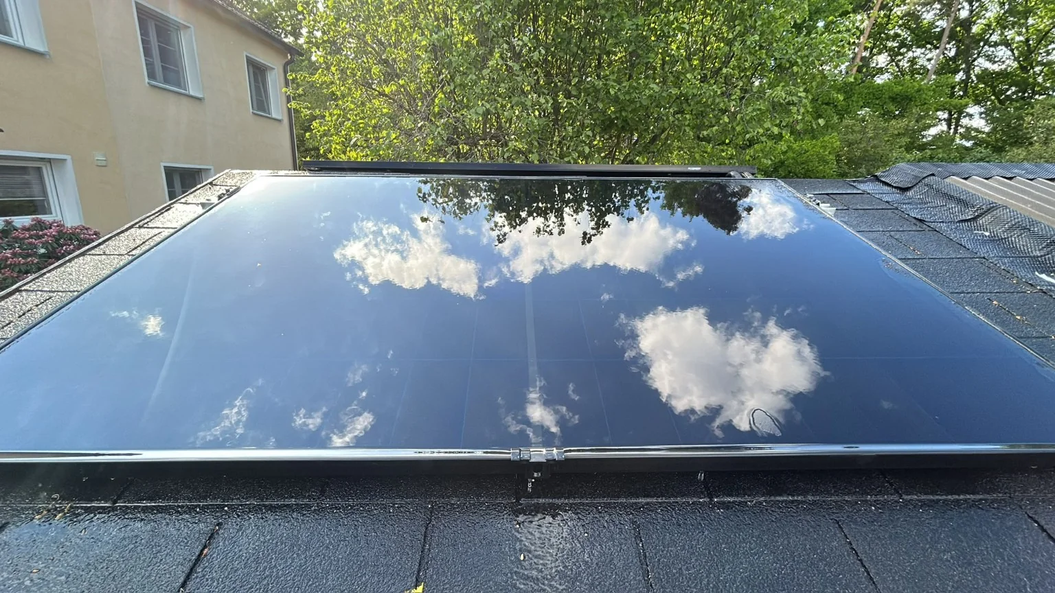 Nahaufnahme einer Photovoltaikfläche am Dach