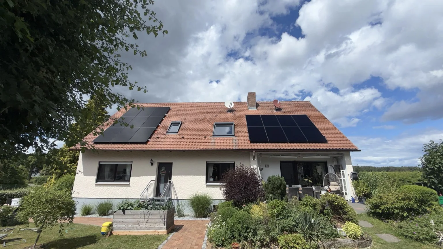 Wohnhaus mit zwei Photovoltaikflächen